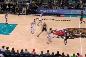 斯潘塞助攻阿尔达马弧顶轰进三分 灰熊一波10-0打停爵士