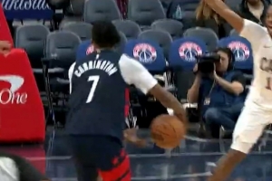 这么猛的嘛！卡林顿转换追身三分再进 奇才11-2打停骑士！