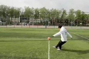 中国球员就踢出了超越赖斯的弧线球这简直是神级复刻~