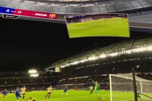 和现场看球没啥区别！洛杉矶酒吧超大屏幕身临其境看欧冠