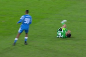 太离谱了！伊斯科遭阿姆拉巴特踢倒，随后两人均受伤离场！