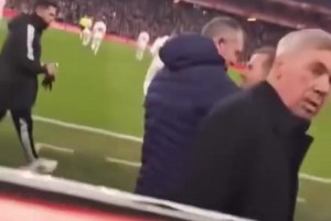 这位置挺好啊！名场面：球迷管安切洛蒂要口香糖吃！