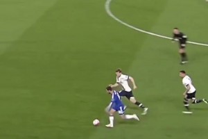 呼风唤雨！名场面：阿扎尔和队友打出精彩配合，兜射死角破门！