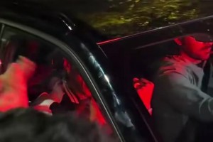 德比战胜塞维利亚！安东尼坐车离开球场时，与贝蒂斯球迷互动庆祝