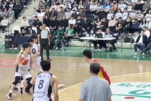 一言难尽！周琦拿下篮板后长传离谱失误，随后下一回合快攻廖三宁也失误！