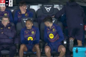 好冷的天！拉菲尼亚和亚马尔在替补席上快被冻死了~