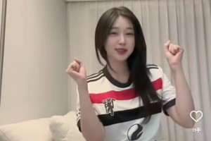 喜欢曼联的韩国小姐姐，唱起歌来还蛮可爱的