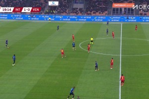 扩大胜果！埃斯波西托禁区外不停球远射直挂死角