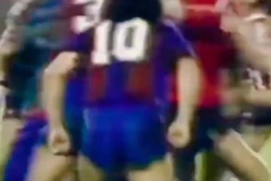 足坛珍藏：一场比赛被侵犯20余次，马拉多纳终于忍不了引发群殴！