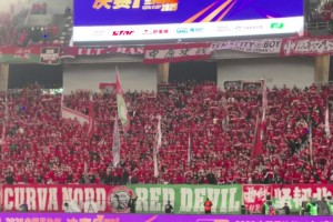 震撼！河南球迷营造出了航海体育场的主场氛围