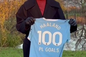 哈兰德晒出英超100球纪念球衣，这画质都快看不清哈兰德的脸了