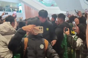 地道京味儿！实拍：法比奥一曲国安版《WakaWaka》燃爆全场