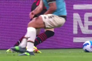 万人迷！名场面：贝克汉姆“淹没”在曼联球迷中！