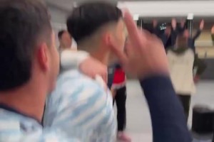 更衣室嗨疯啦~塞尔塔在伯纳乌主场0-2击败皇马后全员陷入庆祝