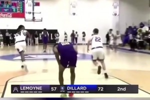 搞事的观众席！球员扣篮失手后捂着腿，场下观众全都模仿他受伤~