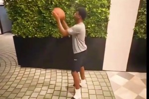 把老爸当兄弟！名场面：布莱斯和詹姆斯比拼三分，互相喷垃圾话！