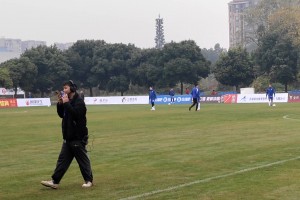 湖北队赛前热身互相传接球，积极准备迎战上海老克勒！