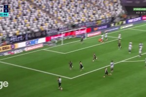 无敌了！今日巴甲末轮比赛，胡尔克超远任意球世界波破门