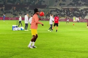 顶级球感！一起来欣赏莱奥赛前的热身环节！