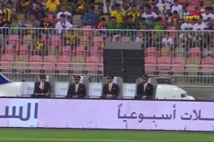 猎奇！在球场边坐飞机你见过吗