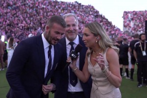 引现场球迷惊呼！实拍：帕斯精彩晃动转身让老大哥劳塔罗滑倒