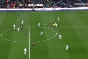 中场大师！名场面：伊涅斯塔轻松打穿皇马的防守包围圈！