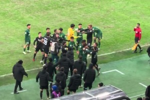 乱成一团！实拍：伤停补时阶段国安与对手爆发大规模冲突