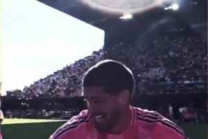 少见！裁判的摄像机捕捉到梅西用英语说道：没有犯规！为什么？