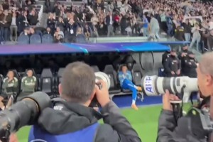 欧冠2连胜！赛后穆里尼奥听到球迷的呼唤，满足他们的合影要求