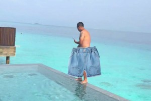 徐亮老婆晒出度假视频，徐亮是没穿裤子嘛为啥要挡着