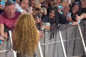 演唱会上夏奇拉被疯狂男粉丝拉住狂亲