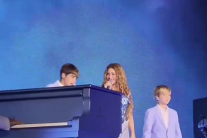 不踢球闯歌坛？夏奇拉带俩儿子同台演唱